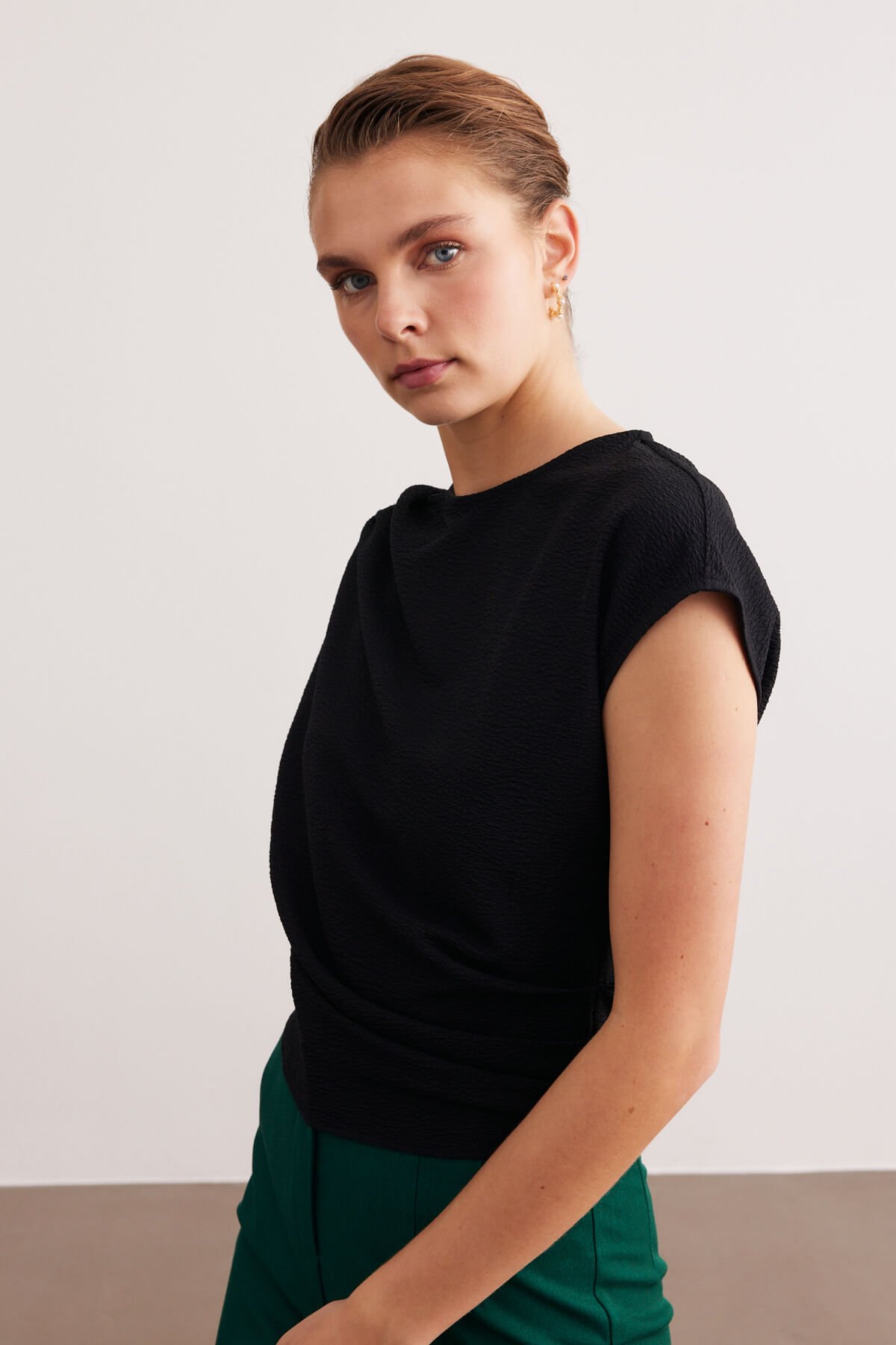 Siyah Pilili Basic Bluz