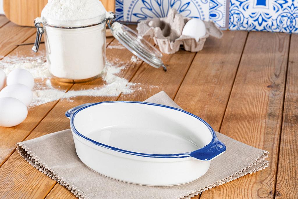 Modest Porcelain Oval shaped, small size Oven Cover 25x15 cm White-Blue