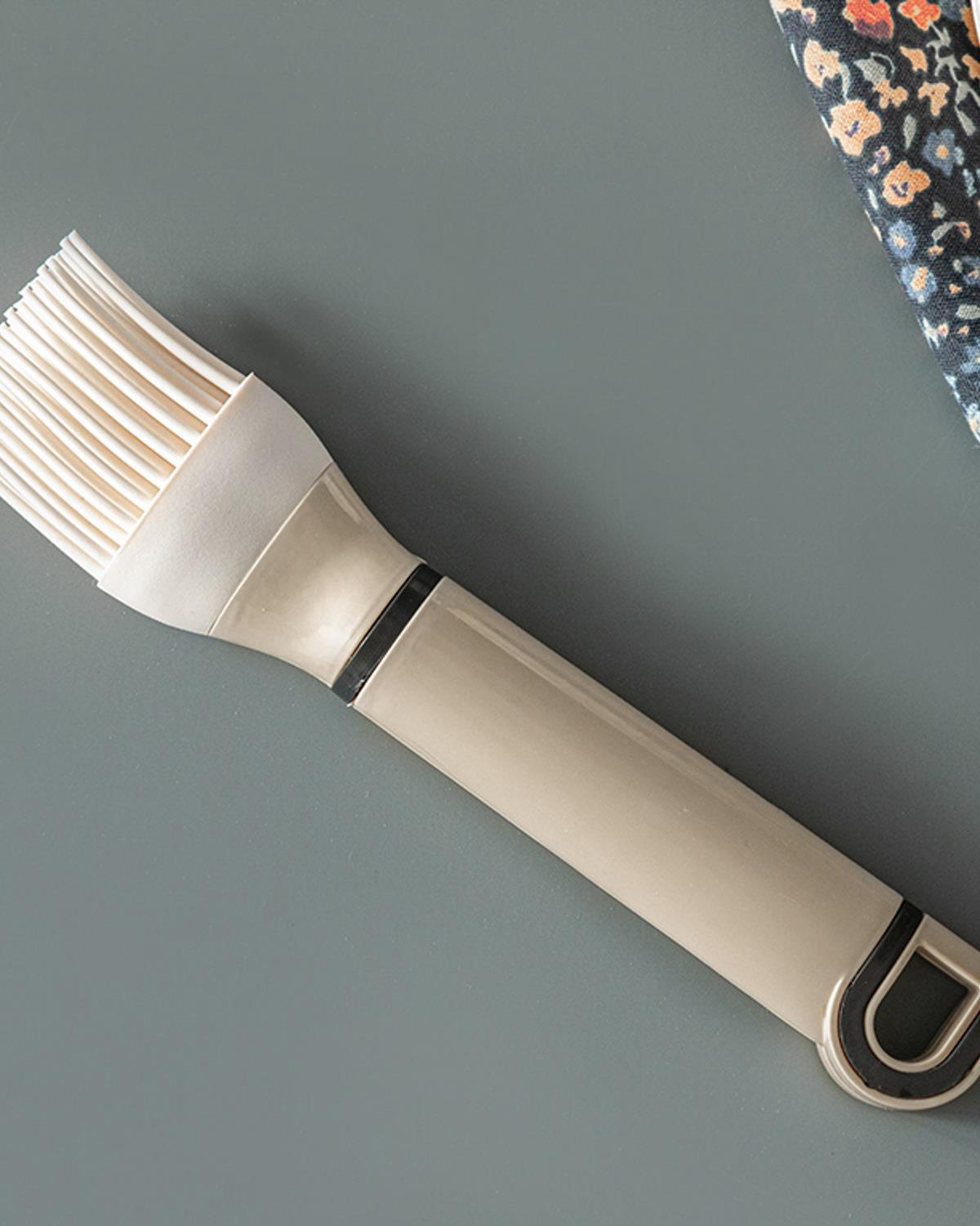 Pupa Plastic Egg Brush 21 cm Beige