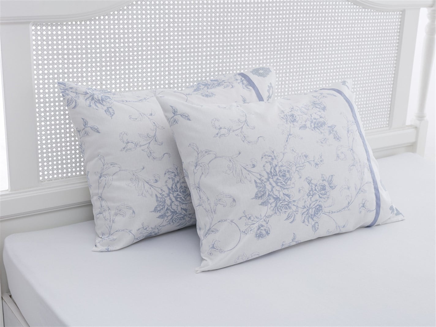 Rambler Rose 57 Tel / 144 Numărul de fir 2 set 50x70 cm Albastru