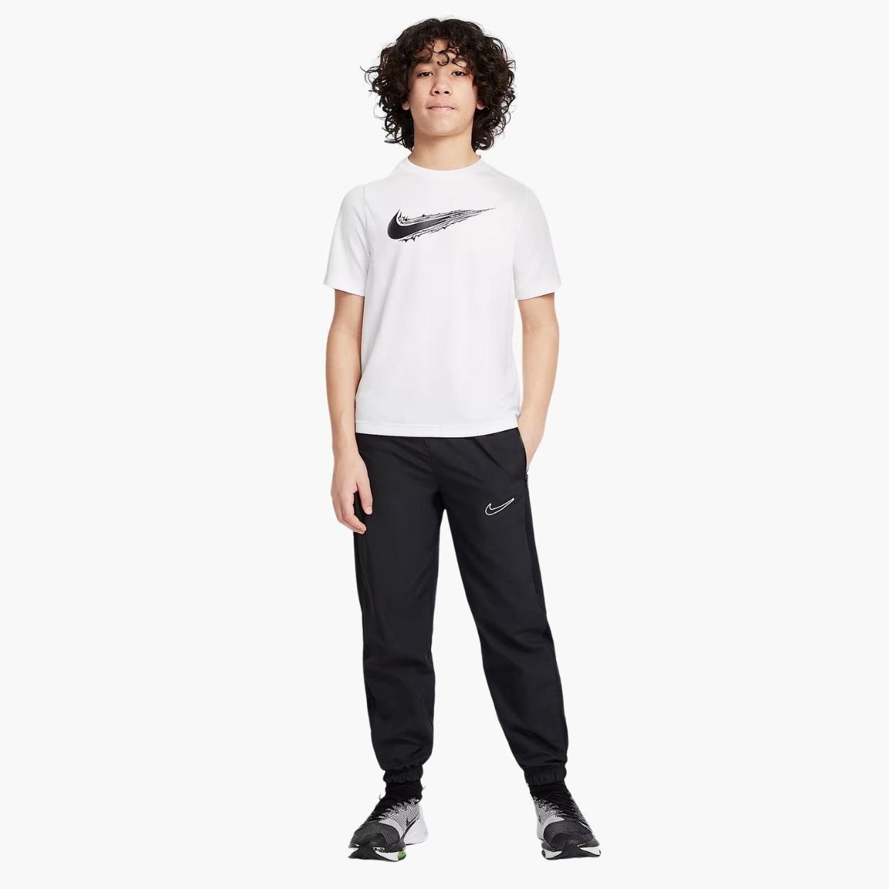 Nike Multi Dri-FIT Genç Çocuk T-Shirt - Beyaz