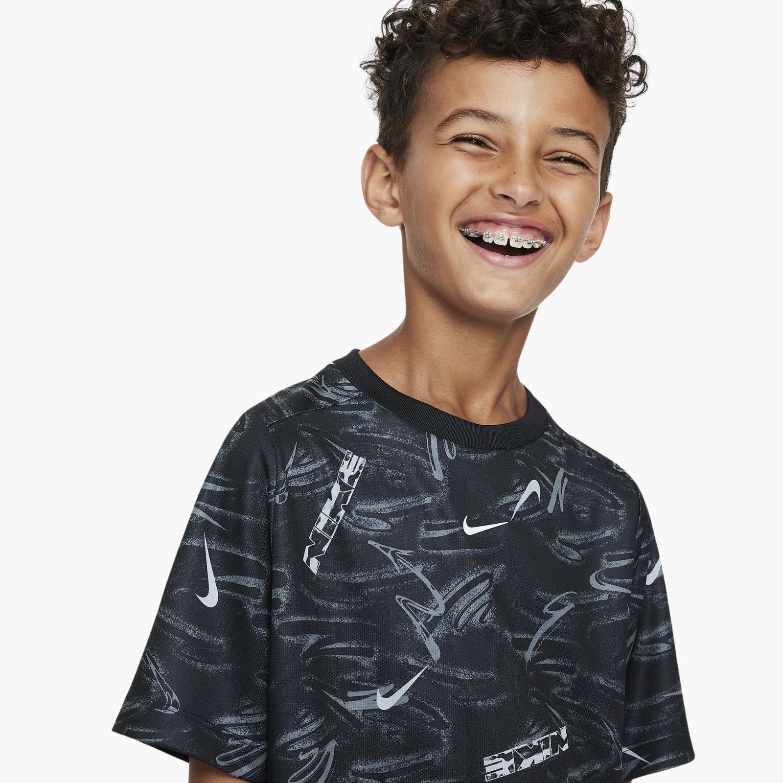 Nike Multi Dri-FIT Kısa Kollu Genç Çocuk T-Shirt