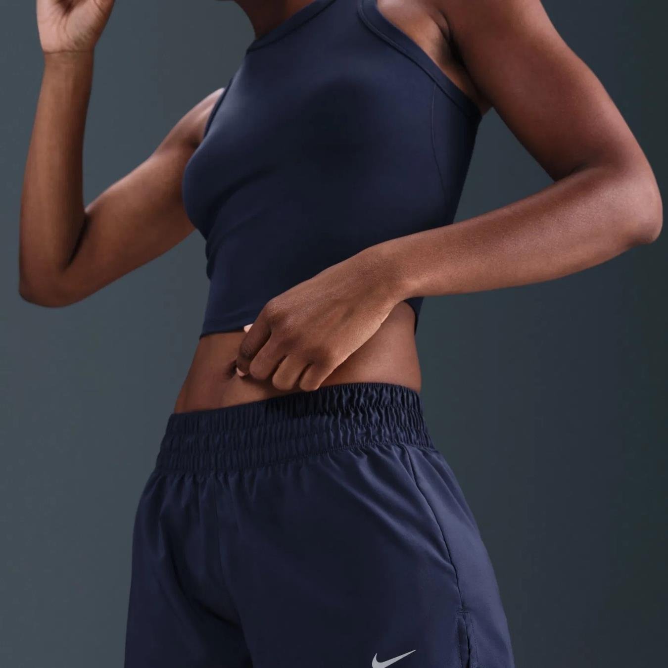 Nike One Dri-FIT Orta Bel 8 cm 2'si 1 Arada Şort - Lacivert