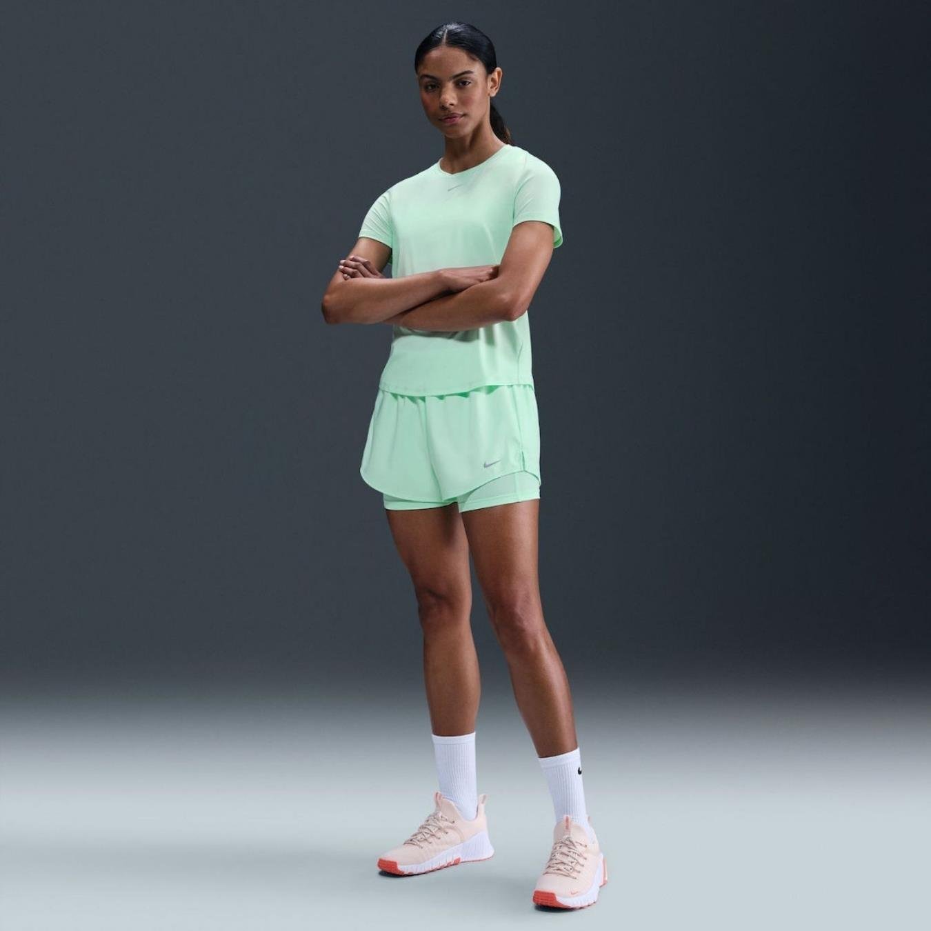 Nike One Dri-FIT Orta Bel 8 cm 2'si 1 Arada Şort - Yeşil