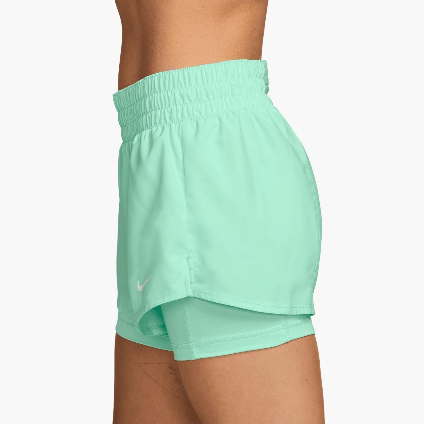 Nike One Dri-FIT Orta Bel 8 cm 2'si 1 Arada Şort - Yeşil