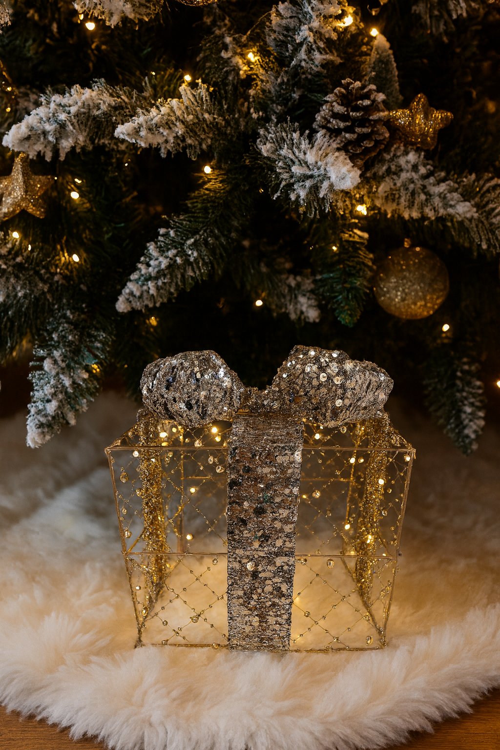 25 x 25 cm Yılbaşı Hediye Paketi Metal - Payetli Pullu Lüks Gold-Gümüş Boncuklu Noel ağaç altı süsü