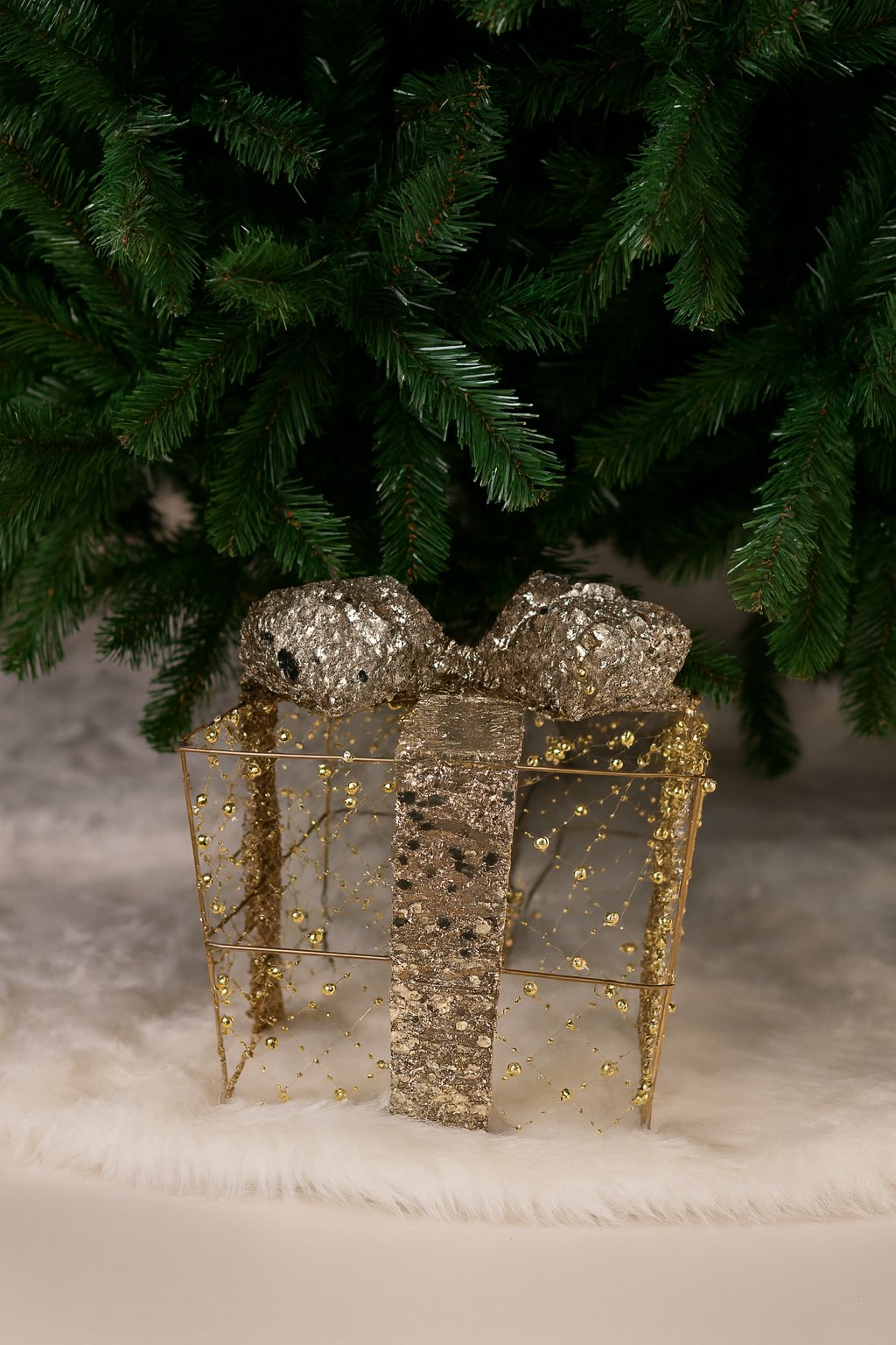 25 x 25 cm Yılbaşı Hediye Paketi Metal - Payetli Pullu Lüks Gold-Gümüş Boncuklu Noel ağaç altı süsü