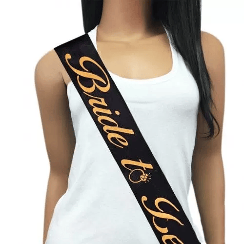 Bride To Be Bekarlığa Veda Kuşak Siyah saten Üstüne Yazı Gold-Altın Varaklı bekarlığa veda kuşağı