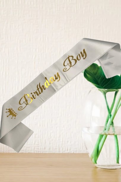 Doğum Günü Parti Kuşağı Birthday Boy yazılı Geniş beyaz saten üstüne Gold varakla yazılı erkek doğum günü aksesuarı      