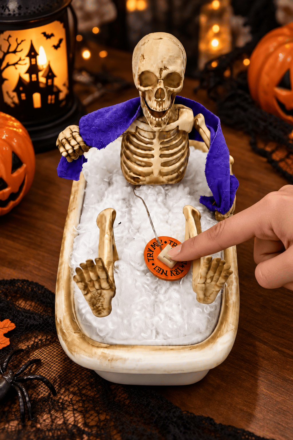 Halloween 26 cm Hareketli Duş Alan İskelet Dekoru – Düğmeli Sesli Cadılar Bayramı