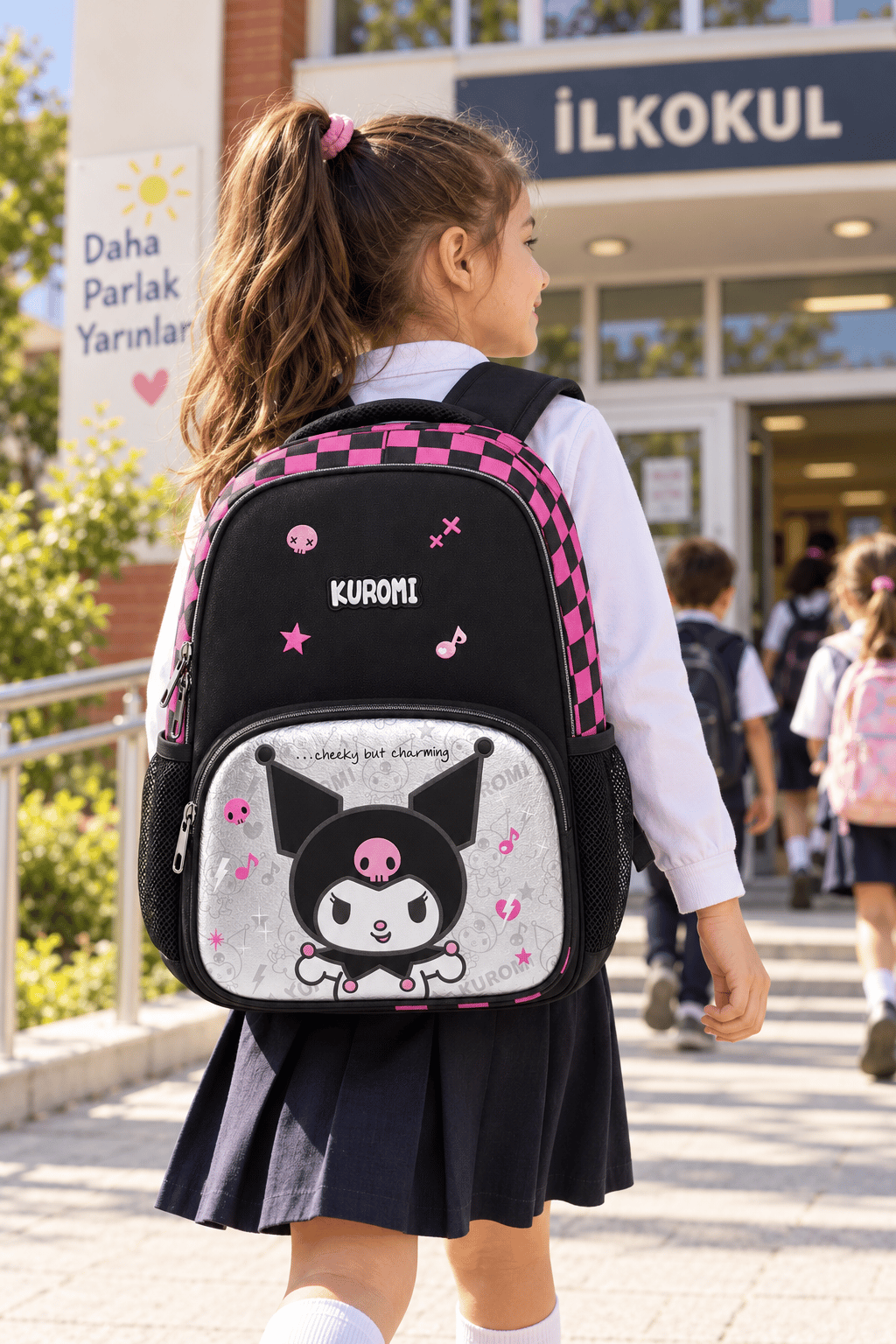 KUROMİ Okul çantası siyah 41 28 14 Üç farklı bölmeden, su geçirmeyen, benzersiz tasarım ve canlı renklerden oluşan bu havalı çanta ile eşyalarını rahatça taşıyabilirsin!     İki tarafında bulunan mataranı koyabileceğin kullanışlı bir cep, konfor ve destek