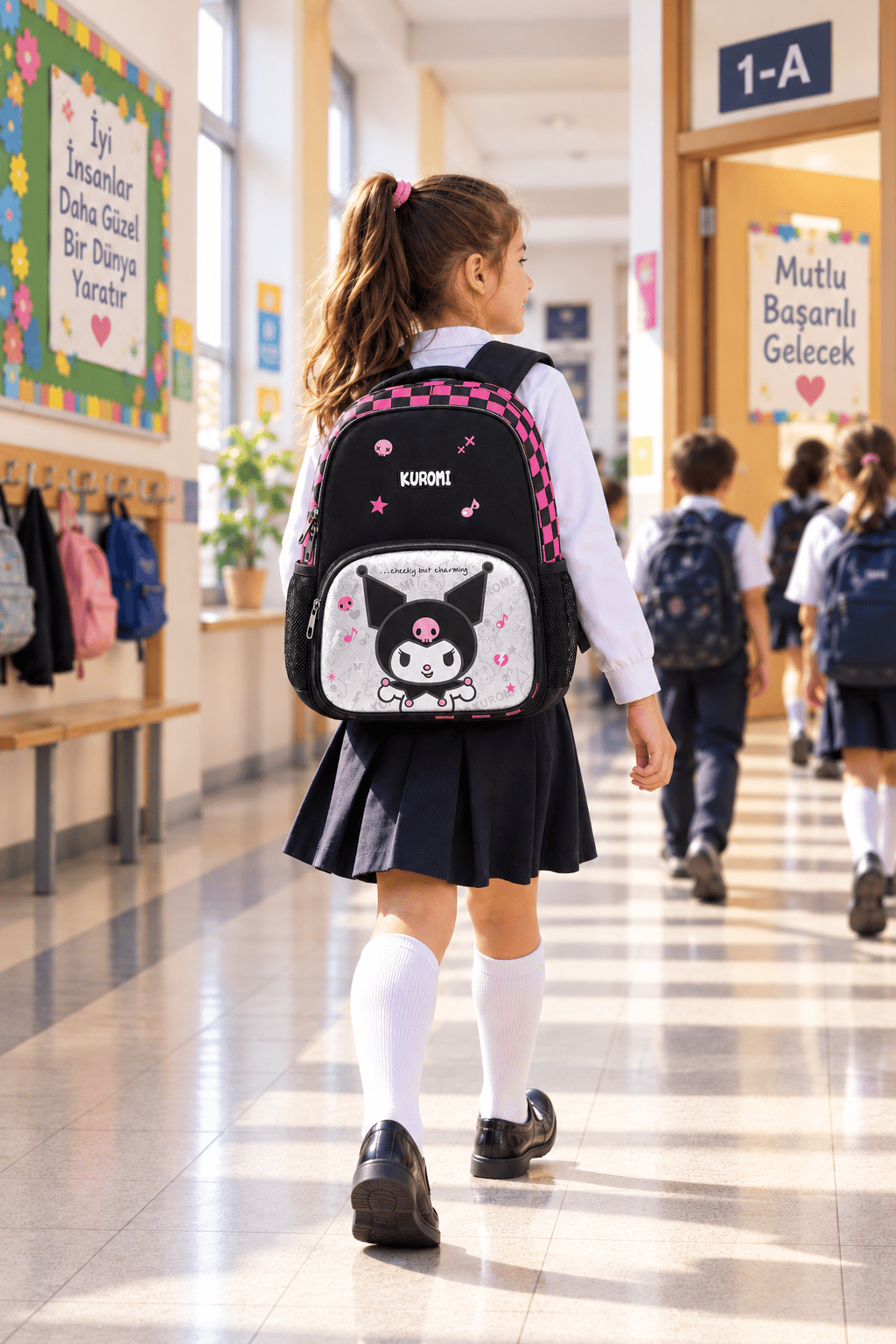 KUROMİ Okul çantası siyah 41 28 14 Üç farklı bölmeden, su geçirmeyen, benzersiz tasarım ve canlı renklerden oluşan bu havalı çanta ile eşyalarını rahatça taşıyabilirsin!     İki tarafında bulunan mataranı koyabileceğin kullanışlı bir cep, konfor ve destek