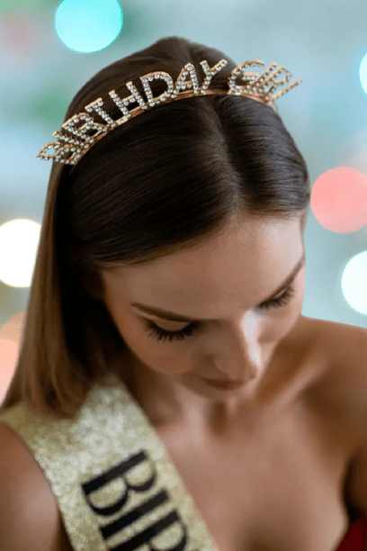 Taç Metal Taşlı Birthday Girl yazılı  Rose Gold renkli lüks doğum günü tacı