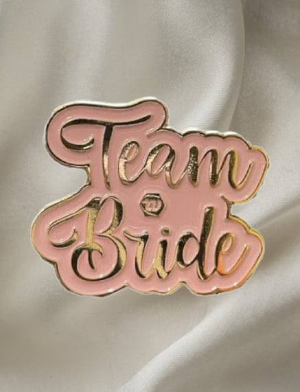 Team bride metal yaka rozeti pembe üstü gold yazı bekarlığa veda partisi-bride to be-nedime rozeti   