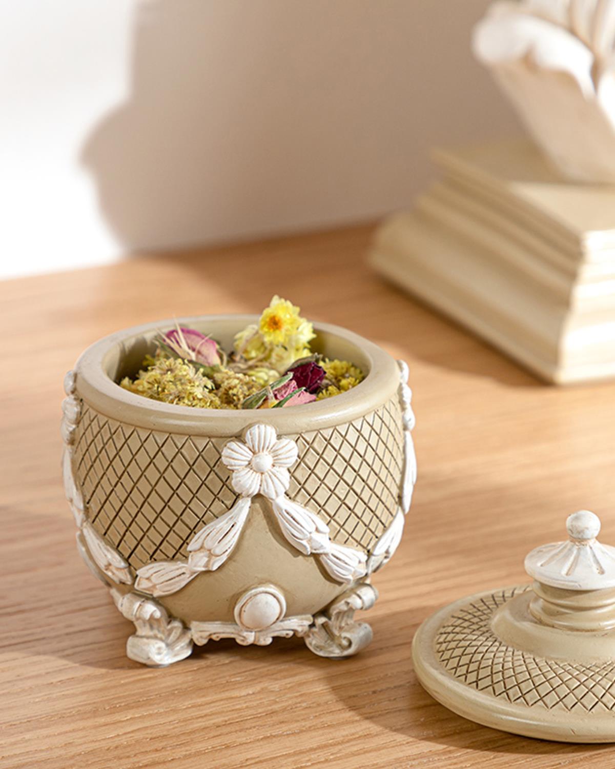 Royal Decorative Box 7.2x9 cm Cream