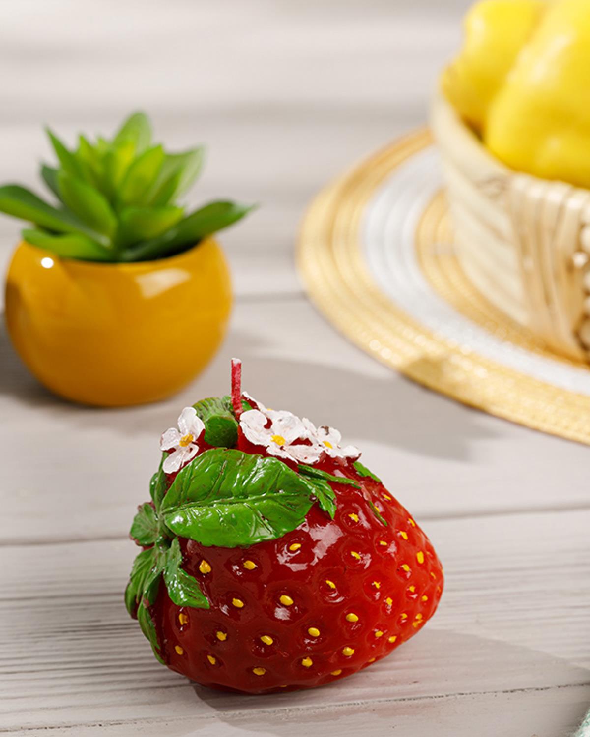 Strawberry Dots Свещ 10x10x10 см Червен