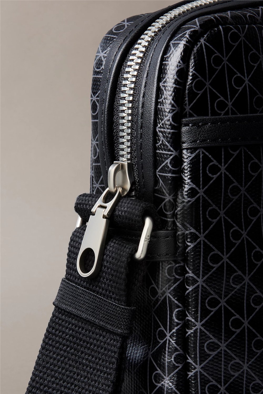 Calvin Klein Emblem Aop Coated Slim Erkek Reporter Çanta Siyah