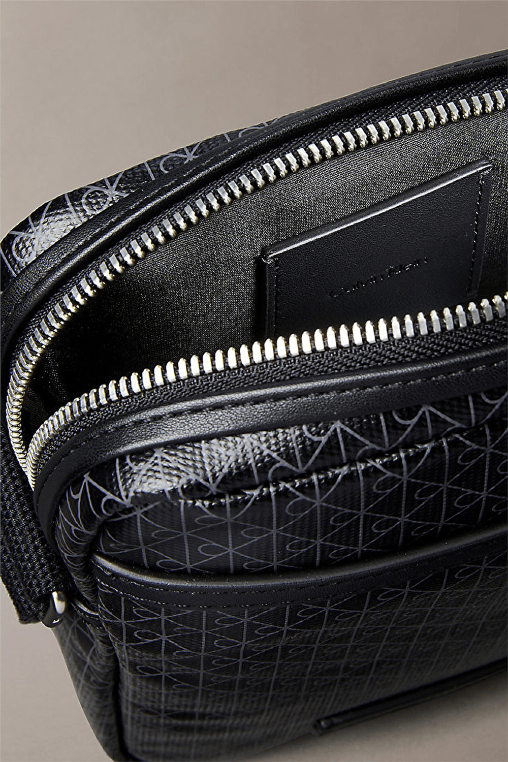 Calvin Klein Emblem Aop Coated Slim Erkek Reporter Çanta Siyah