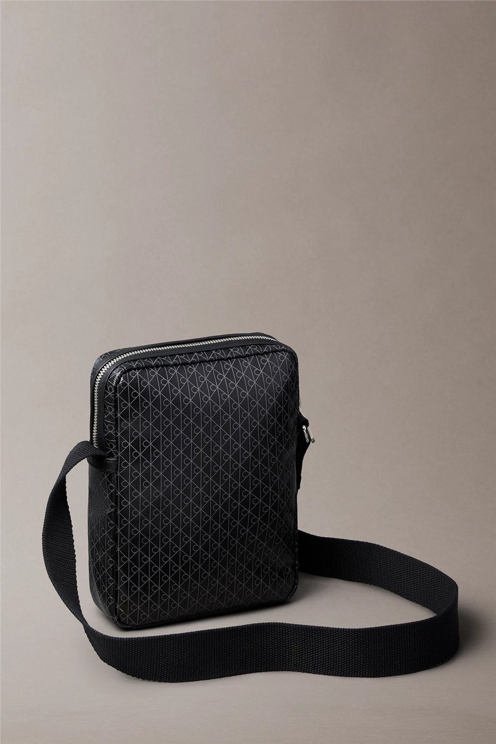 Calvin Klein Emblem Aop Coated Slim Erkek Reporter Çanta Siyah