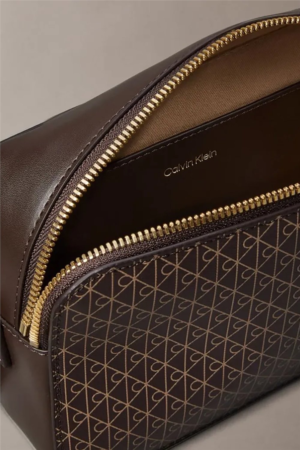 Calvin Klein Emblem Aop Elongated Camera Bag Kadın Mini Omuz Çantası