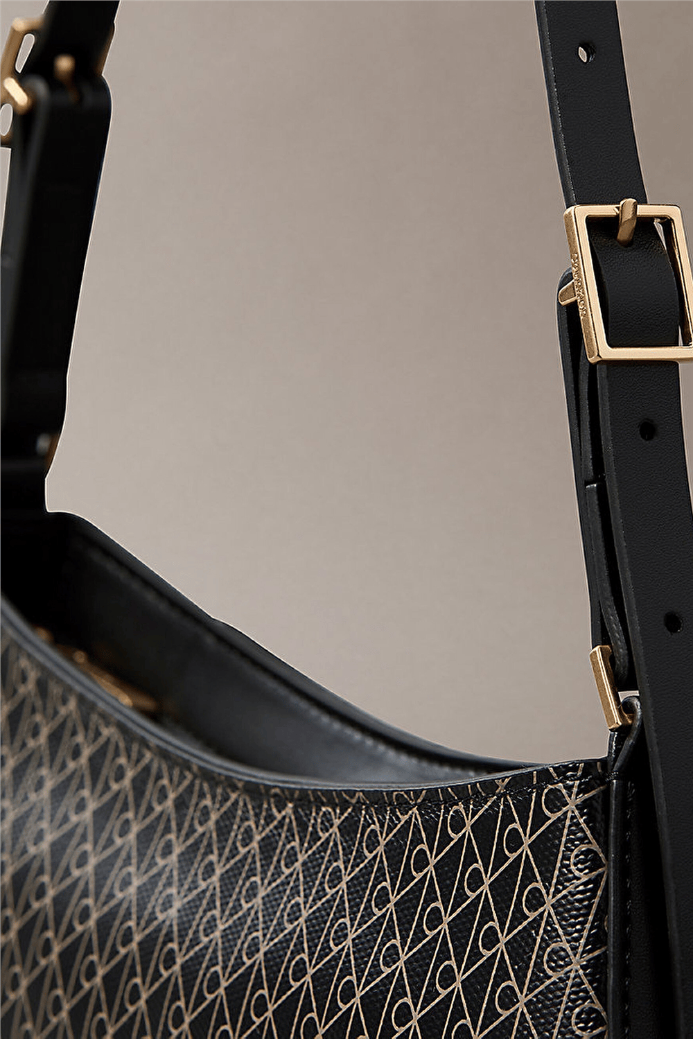 Calvin Klein Emblem Aop Small Shoulder Bag Kadın Mini Omuz Çantası Siyah