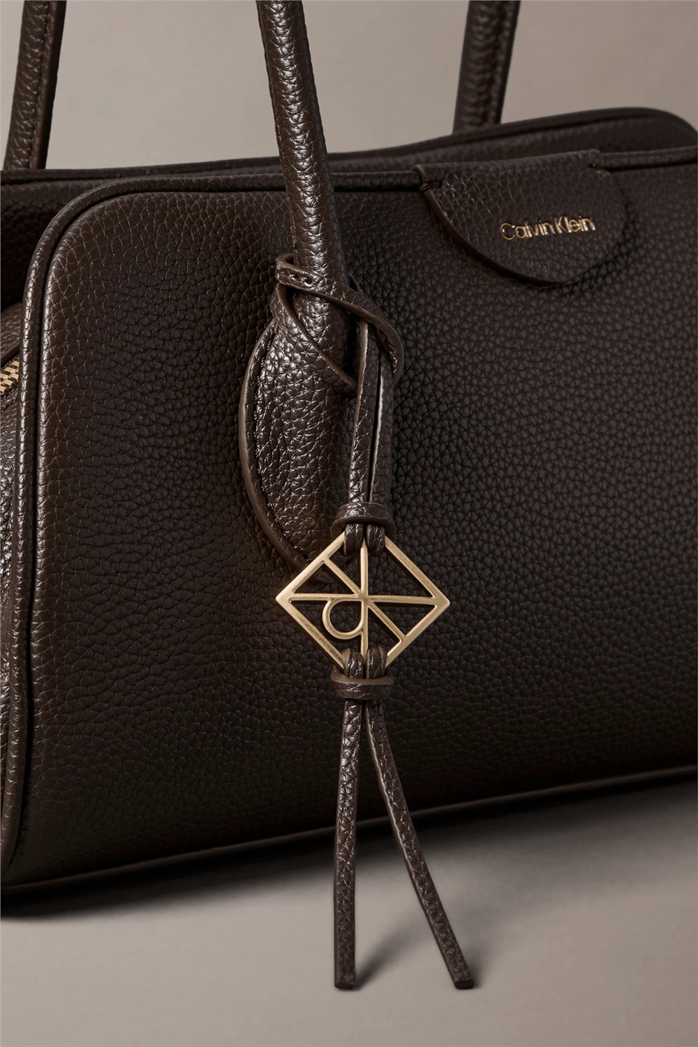 Calvin Klein Emblem Trio Pebble Shoulder Bag Kadın Omuz Çantası Kahverengi