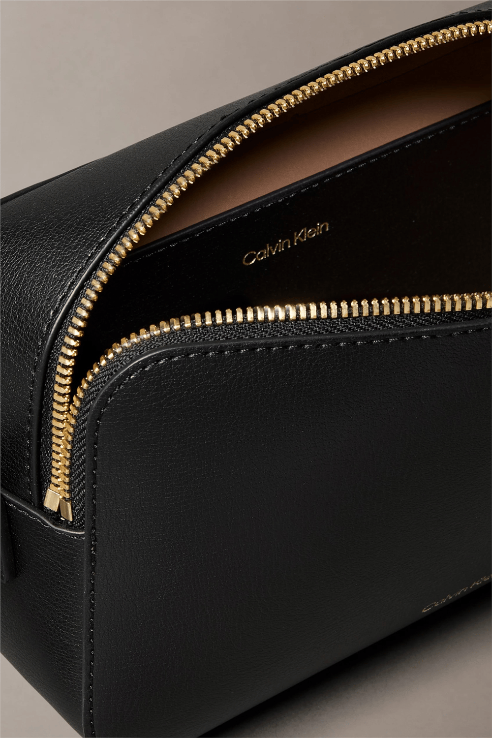 Calvin Klein Foil Logo Elongated Camera Bag Kadın Mini Omuz Çantası Çok Renkli