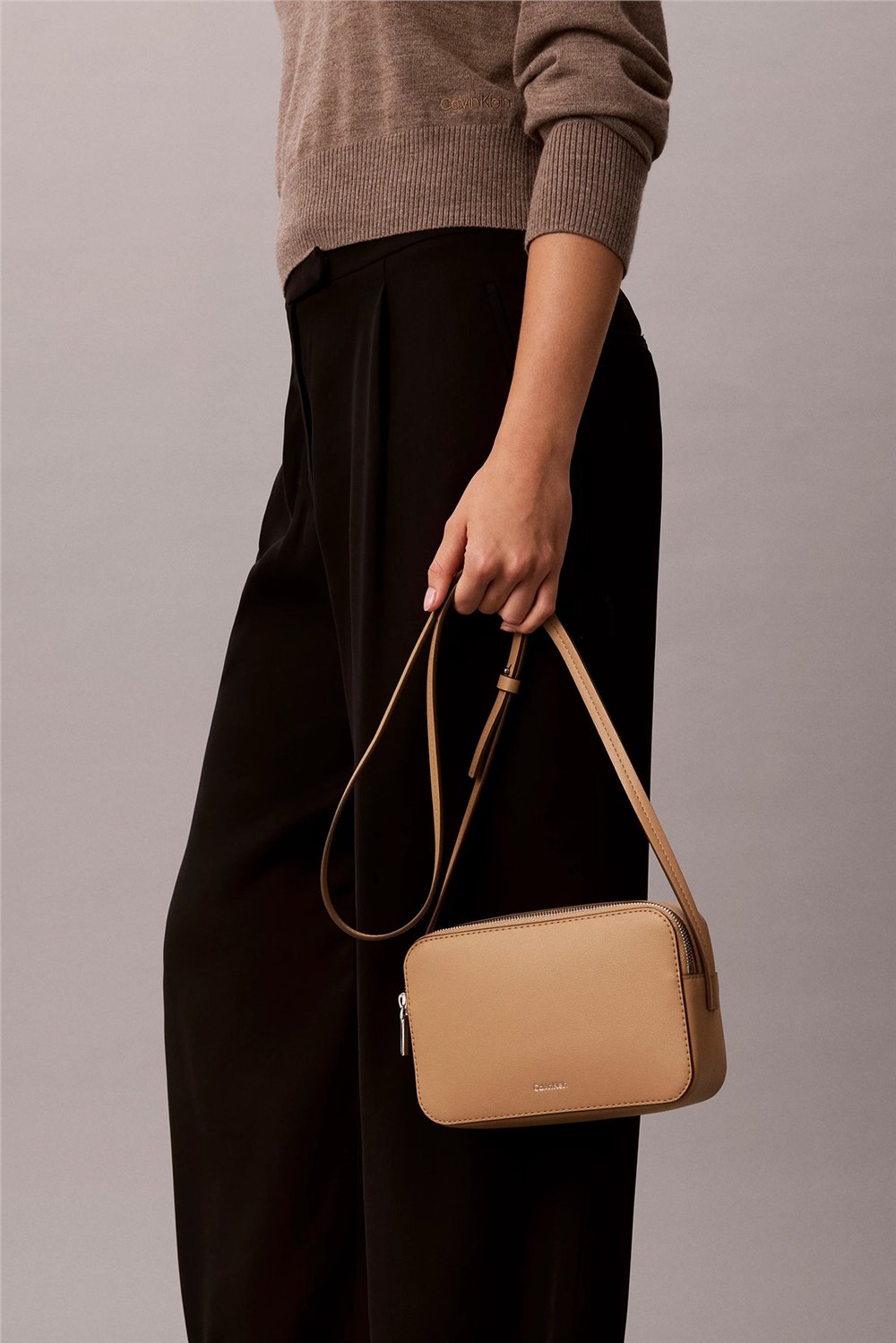 Calvin Klein Foil Logo Elongated Camera Bag Kadın Mini Omuz Çantası