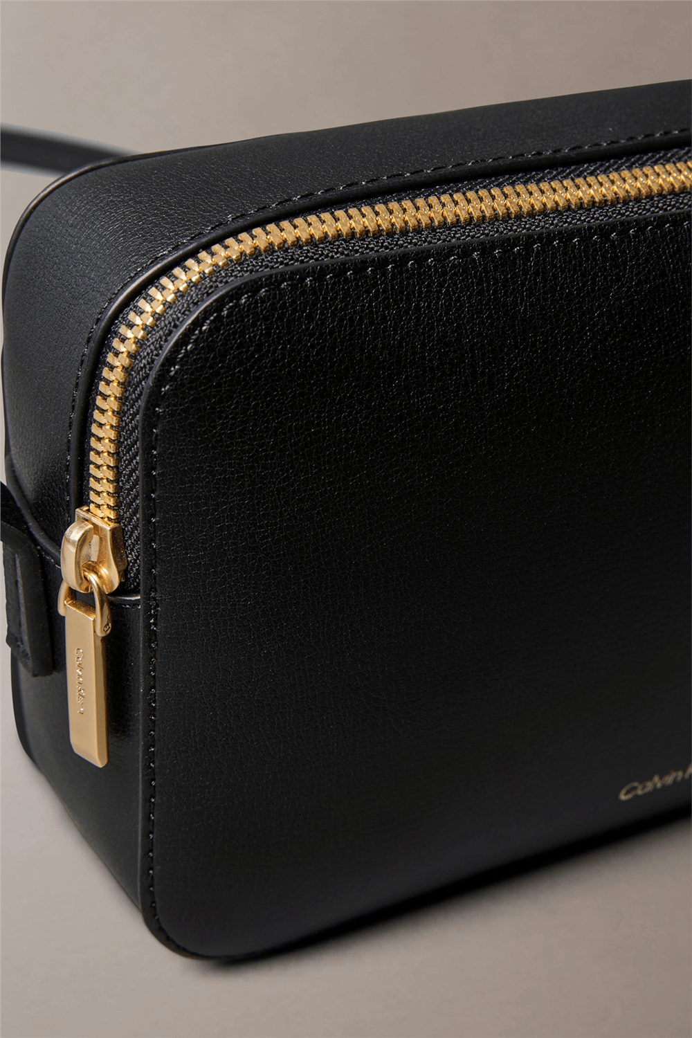 Calvin Klein Foil Logo Elongated Camera Bag Kadın Mini Omuz Çantası Çok Renkli