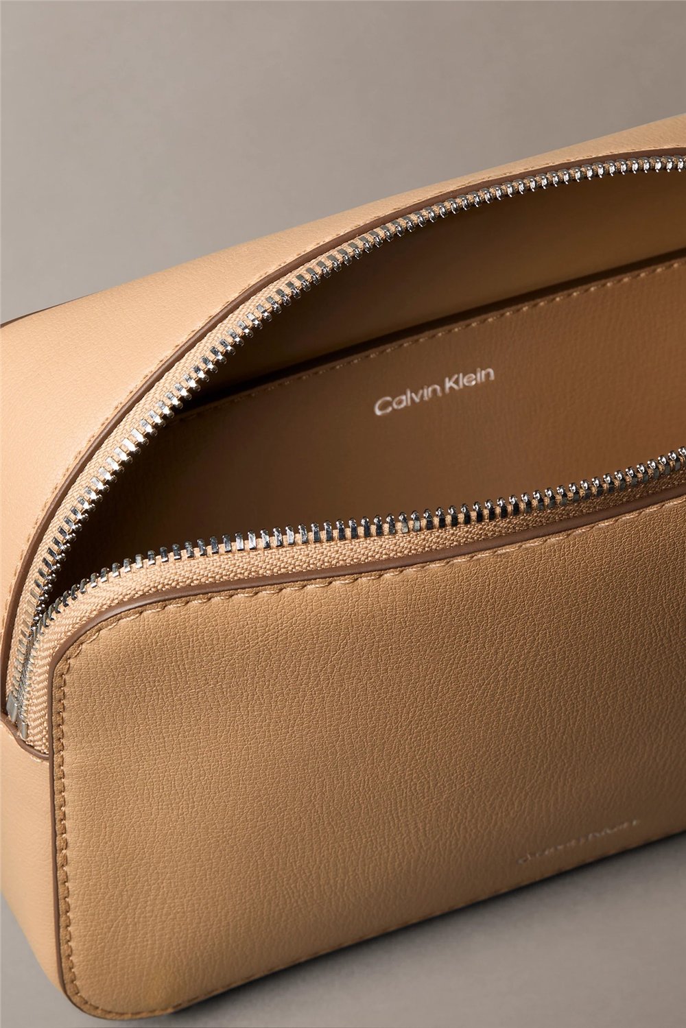 Calvin Klein Foil Logo Elongated Camera Bag Kadın Mini Omuz Çantası