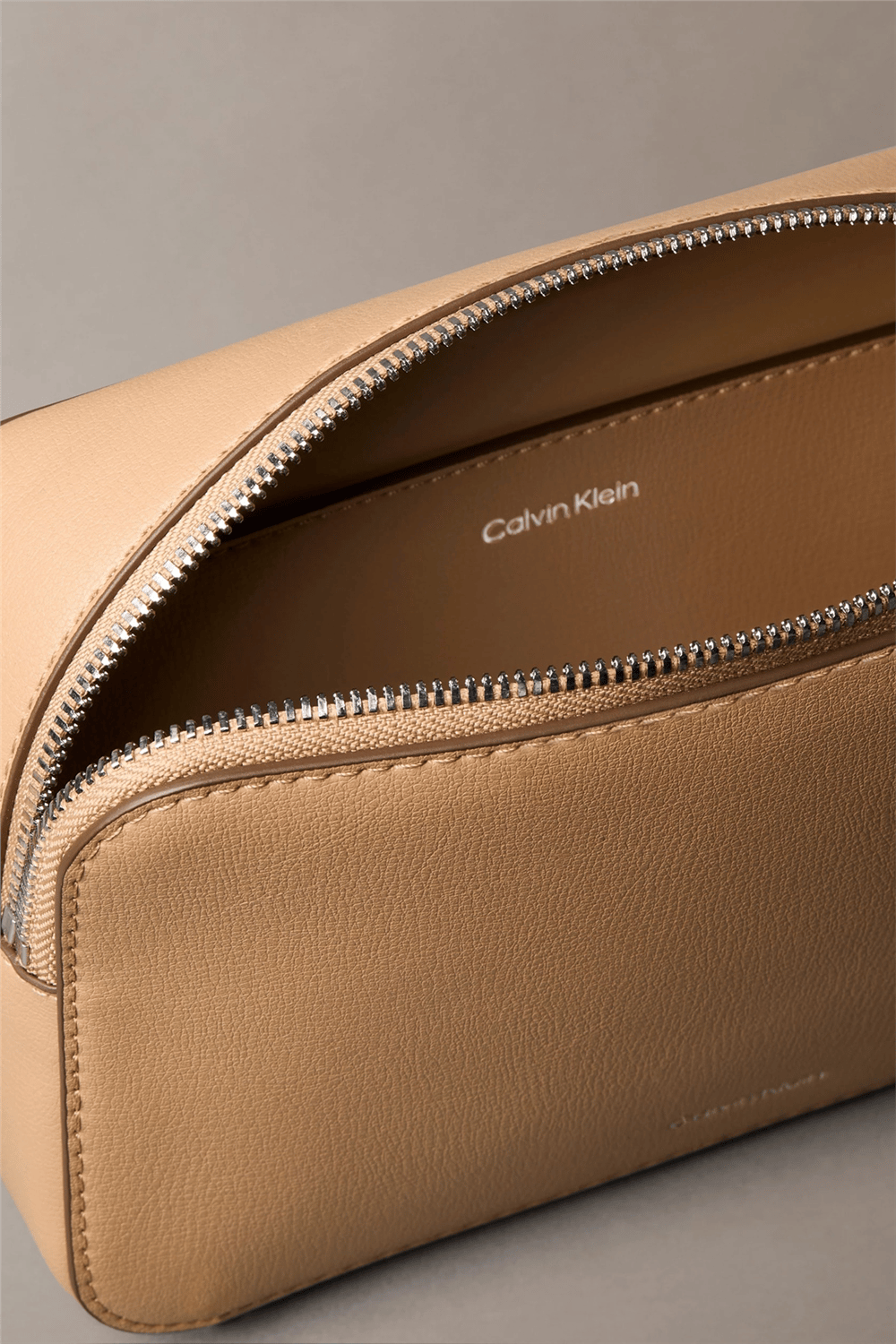 Calvin Klein Foil Logo Elongated Camera Bag Kadın Mini Omuz Çantası