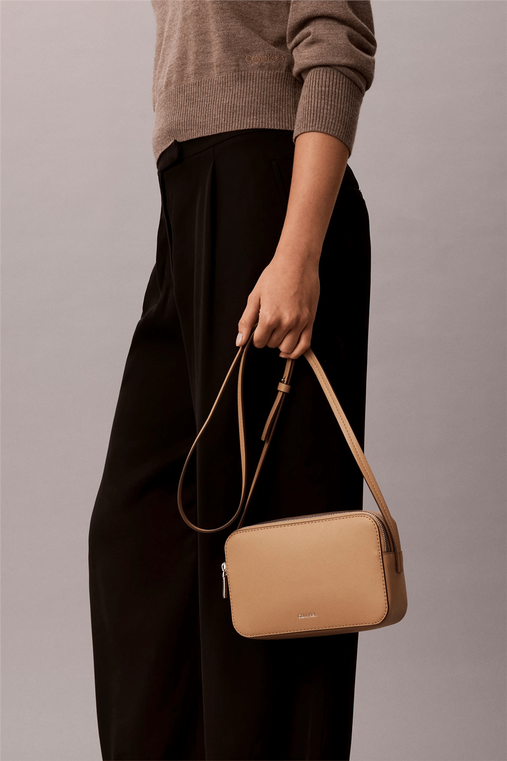 Calvin Klein Foil Logo Elongated Camera Bag Kadın Mini Omuz Çantası