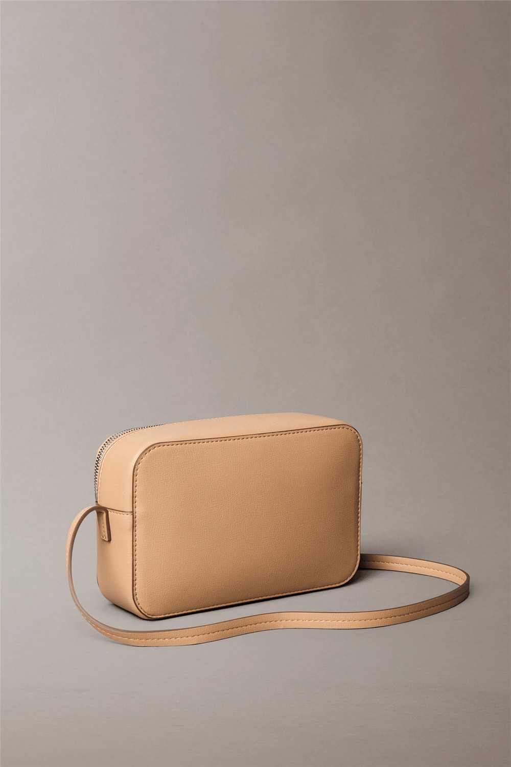 Calvin Klein Foil Logo Elongated Camera Bag Kadın Mini Omuz Çantası