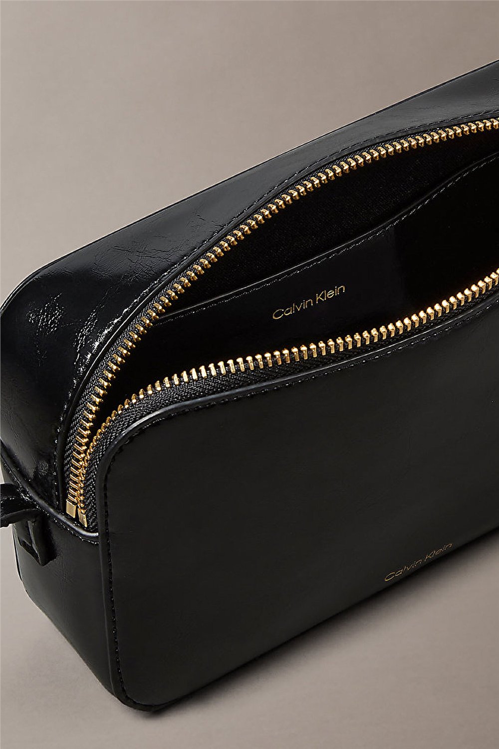 Calvin Klein Foil Logo Glossy Camera Bag Kadın Mini Omuz Çantası Siyah