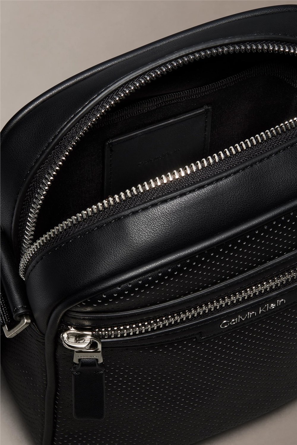 Calvin Klein Perforated Erkek Reporter Çanta Siyah