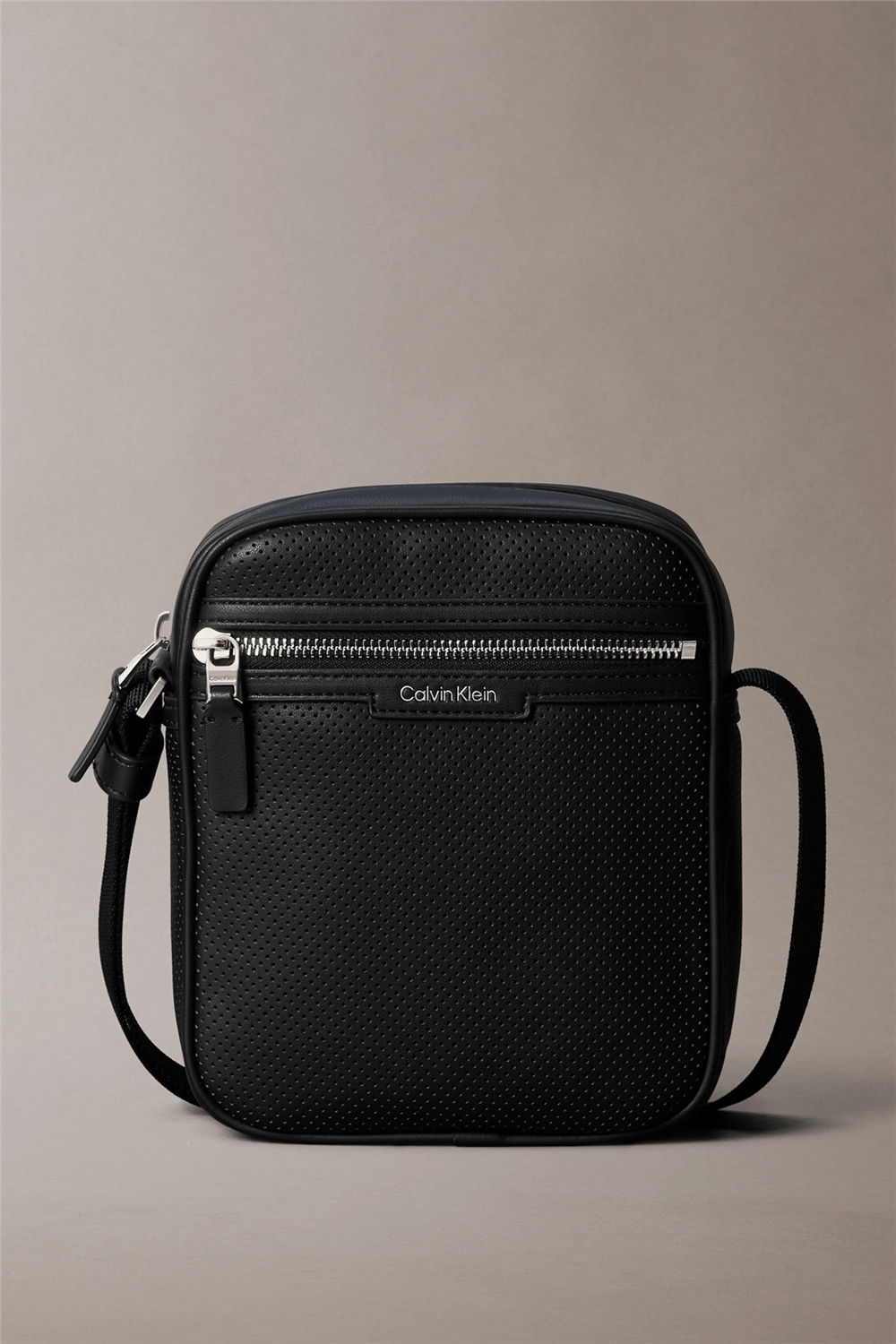 Calvin Klein Perforated Erkek Reporter Çanta Siyah