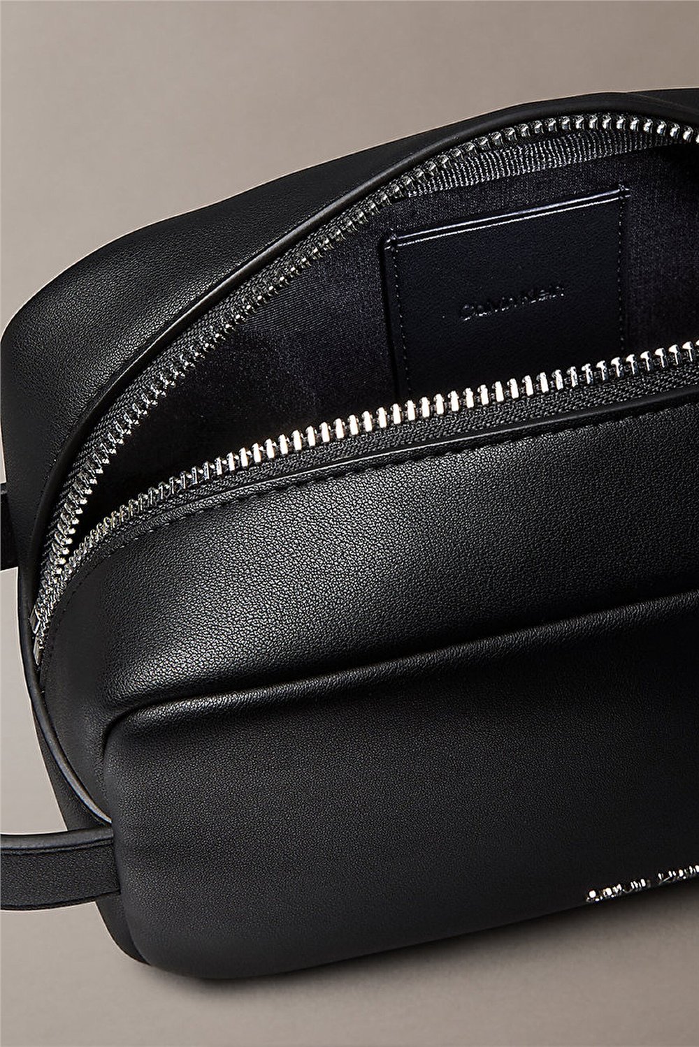 Calvin Klein Raised Dopp Kit Erkek El Çantası Siyah