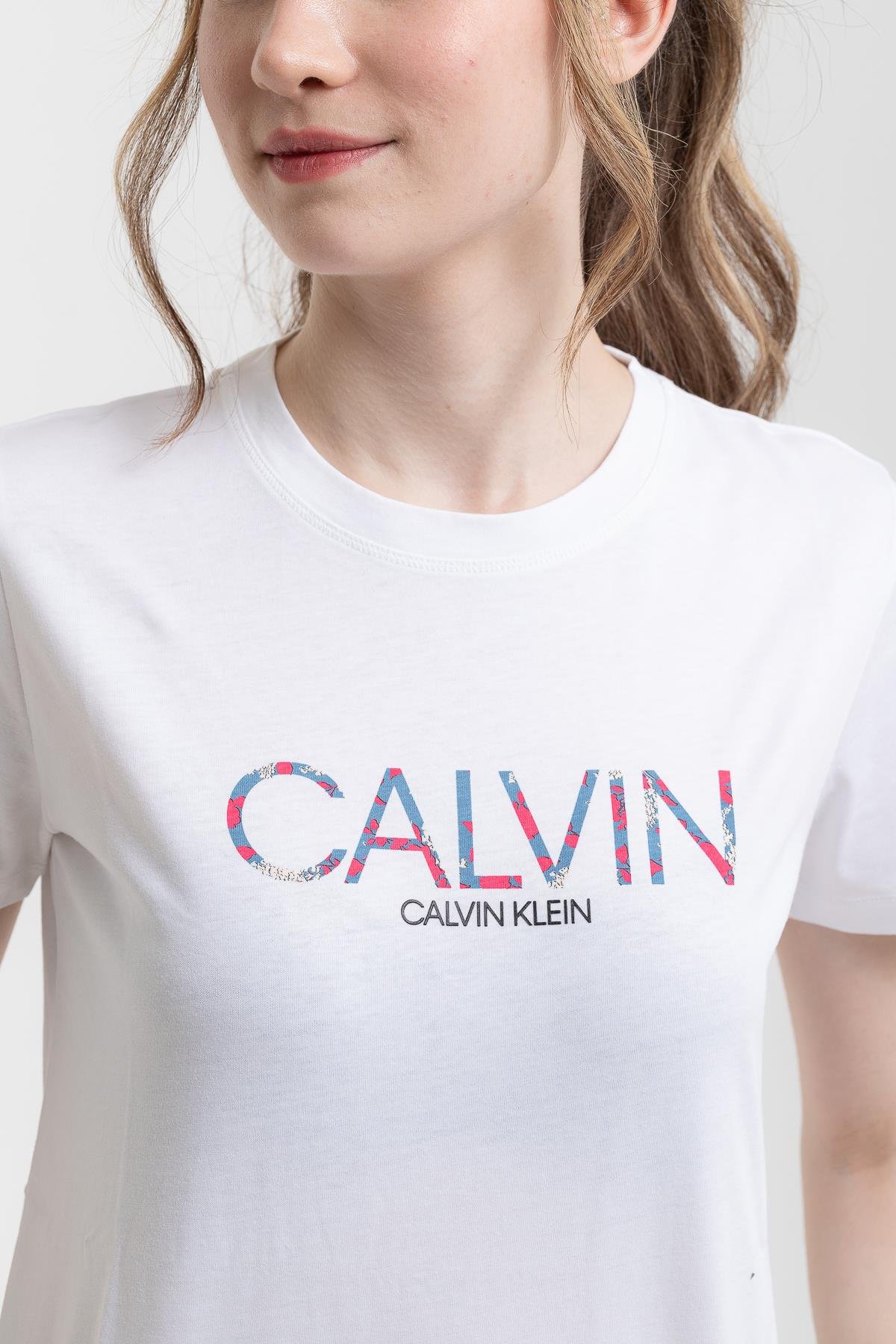 Calvin Klein Regular Fit Print Fill Logo Tee Kadın Bisiklet Yaka T-Shirt