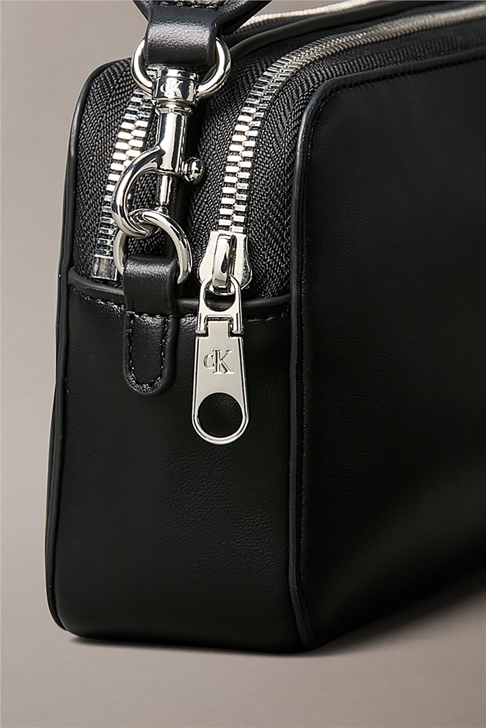 Calvin Klein Webbing Double Strap Camera Bag Kadın Mini Omuz Çantası