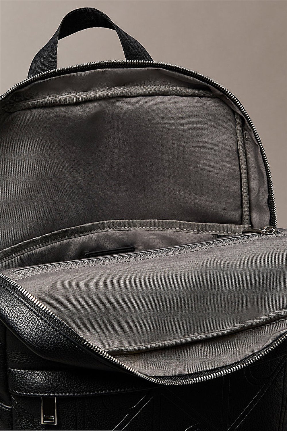 Calvin Klein Xl Emblem Aop Emboss Round Backp Erkek Sırt Çantası Siyah