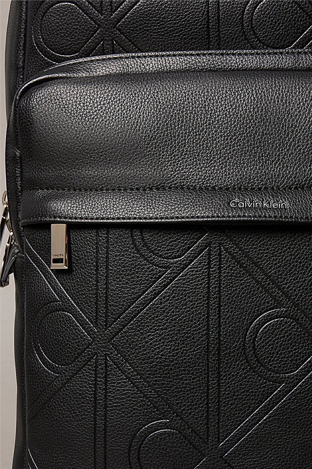 Calvin Klein Xl Emblem Aop Emboss Round Backp Erkek Sırt Çantası Siyah