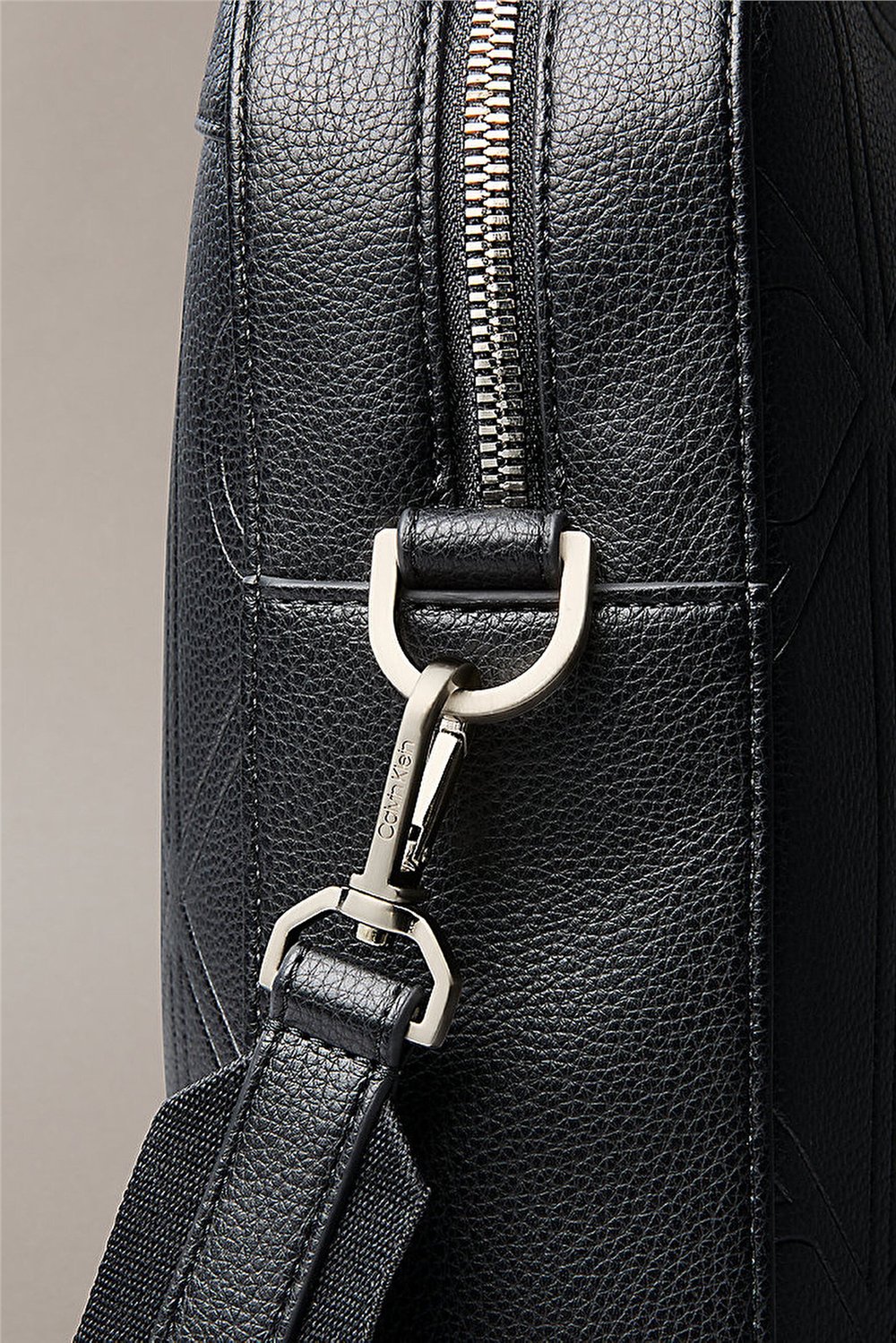 Calvin Klein Xl Emblem Aop Embss Commuter Erkek Bilgisayar Çantası Siyah