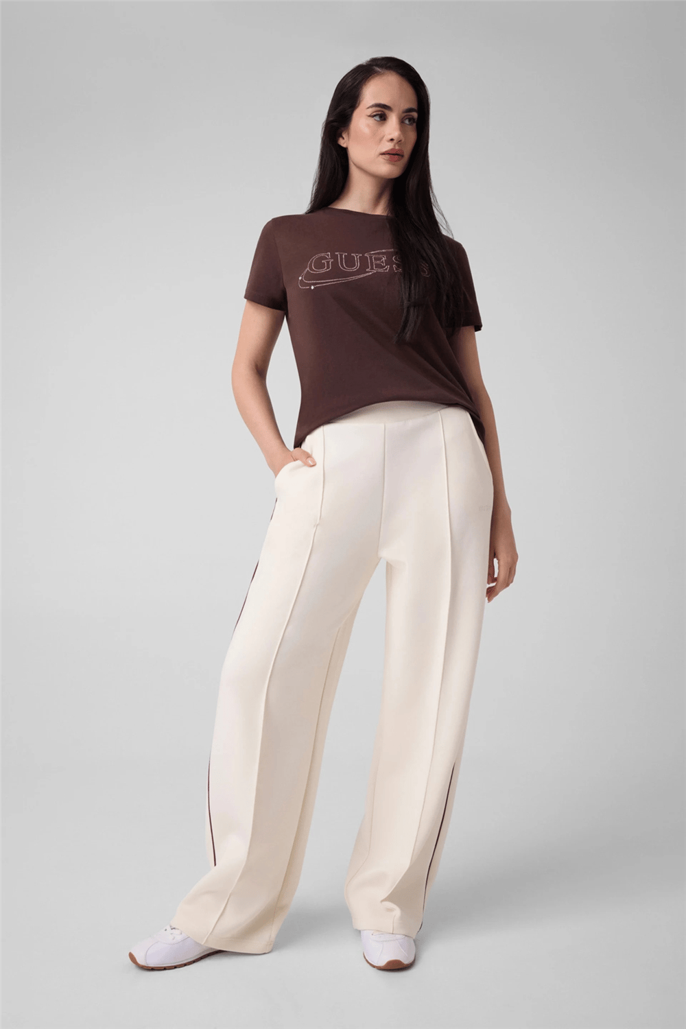 Guess Blossom Kadın Aktif Slim Fit Bisiklet Yaka T-Shirt Kahverengi