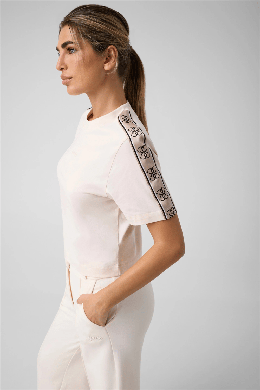 Guess Britney Kadın Aktif Boxy Fit Bisiklet Yaka T-Shirt Krem
