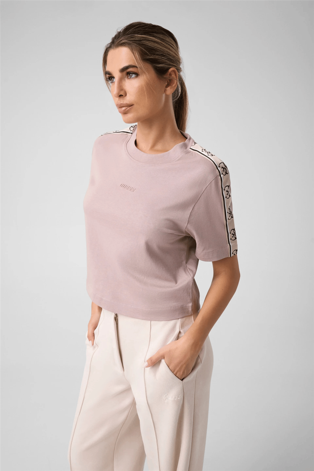 Guess Britney Kadın Aktif Boxy Fit Bisiklet Yaka T-Shirt Kahverengi