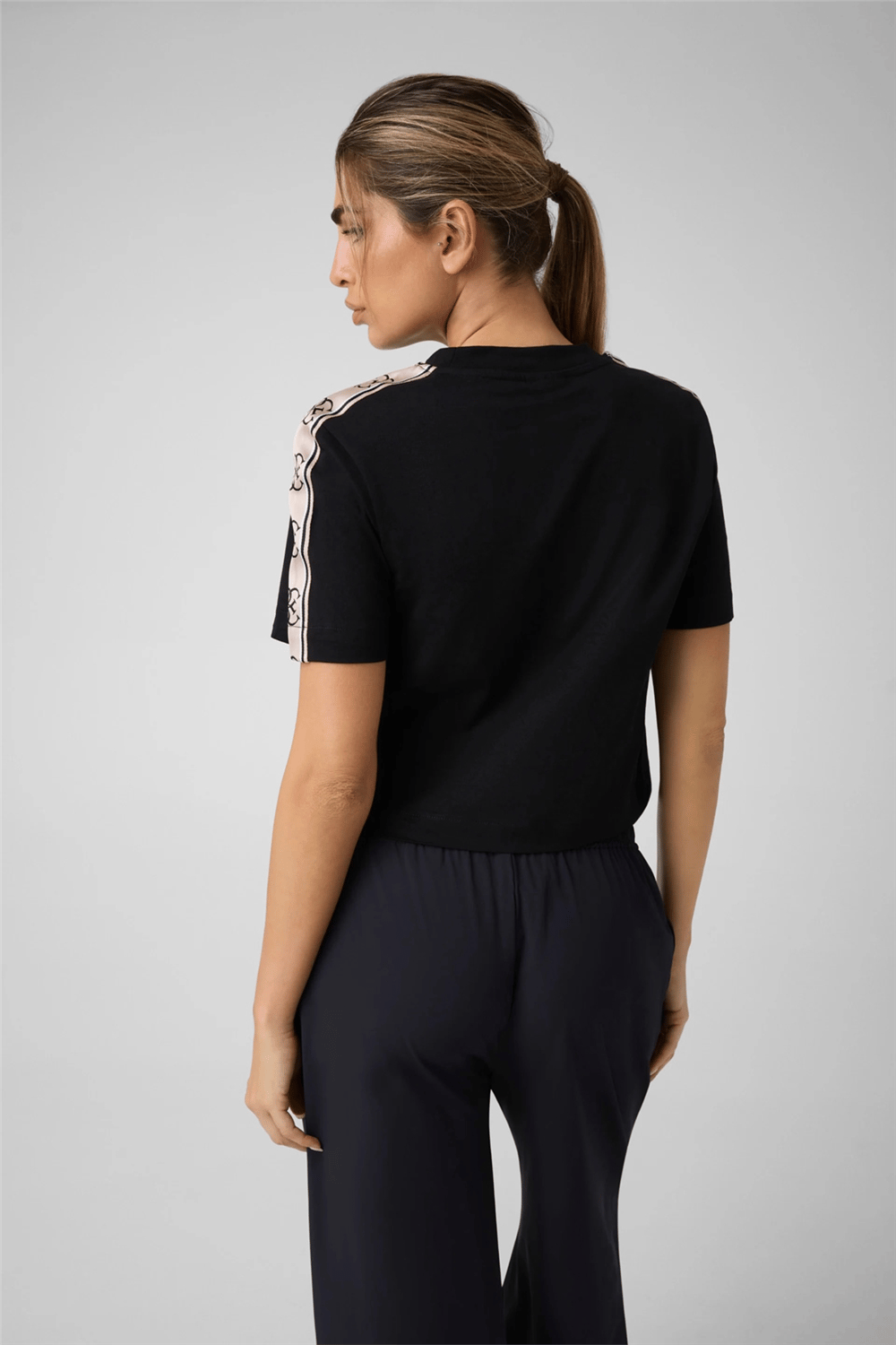 Guess Britney Kadın Aktif Boxy Fit Bisiklet Yaka T-Shirt Siyah