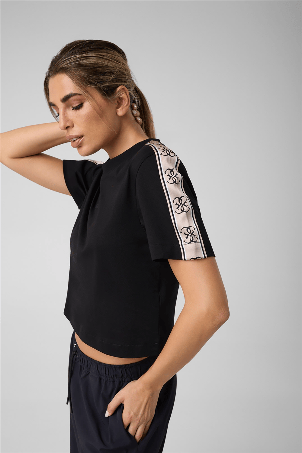 Guess Britney Kadın Aktif Boxy Fit Bisiklet Yaka T-Shirt Siyah
