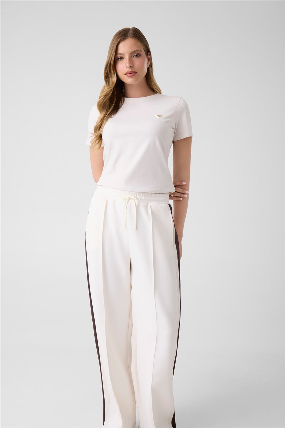 Guess Colette Kadın Aktif Oversize Fit Bisiklet Yaka T-Shirt Krem