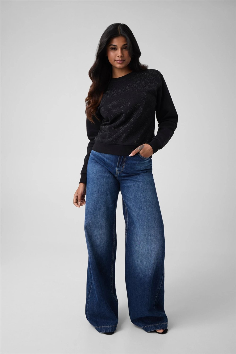 Guess Crysta Kadın Bisiklet Yaka Sweatshirt Siyah
