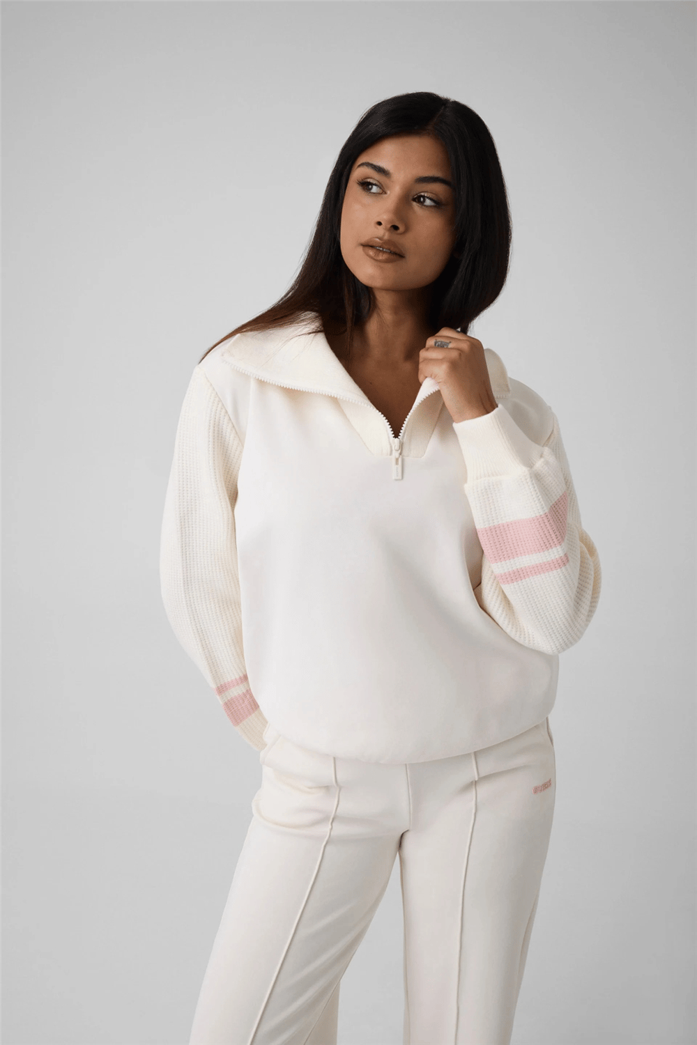 Guess Fabrizia Kadın Aktif Fermuarlı Sweatshirt Beyaz
